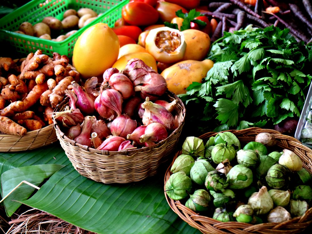 Mercadillo orgánico. Cúrcuma, ajos, maracuyá, etc. 